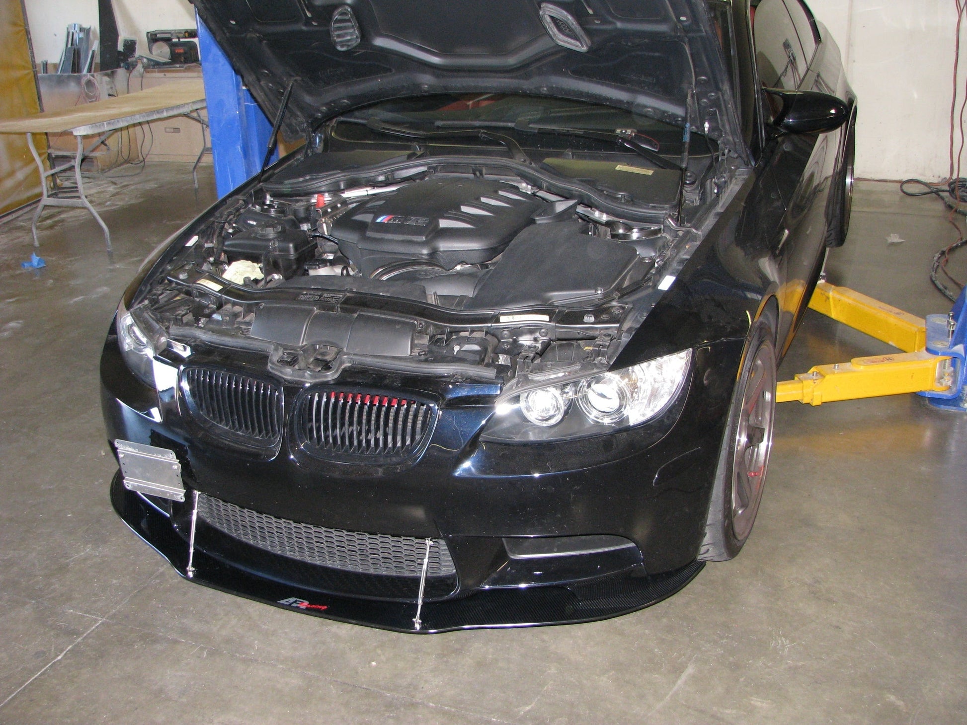 APR PERFORMANCE CARBON FIBRE FRONT WIND SPLITTER W/RODS