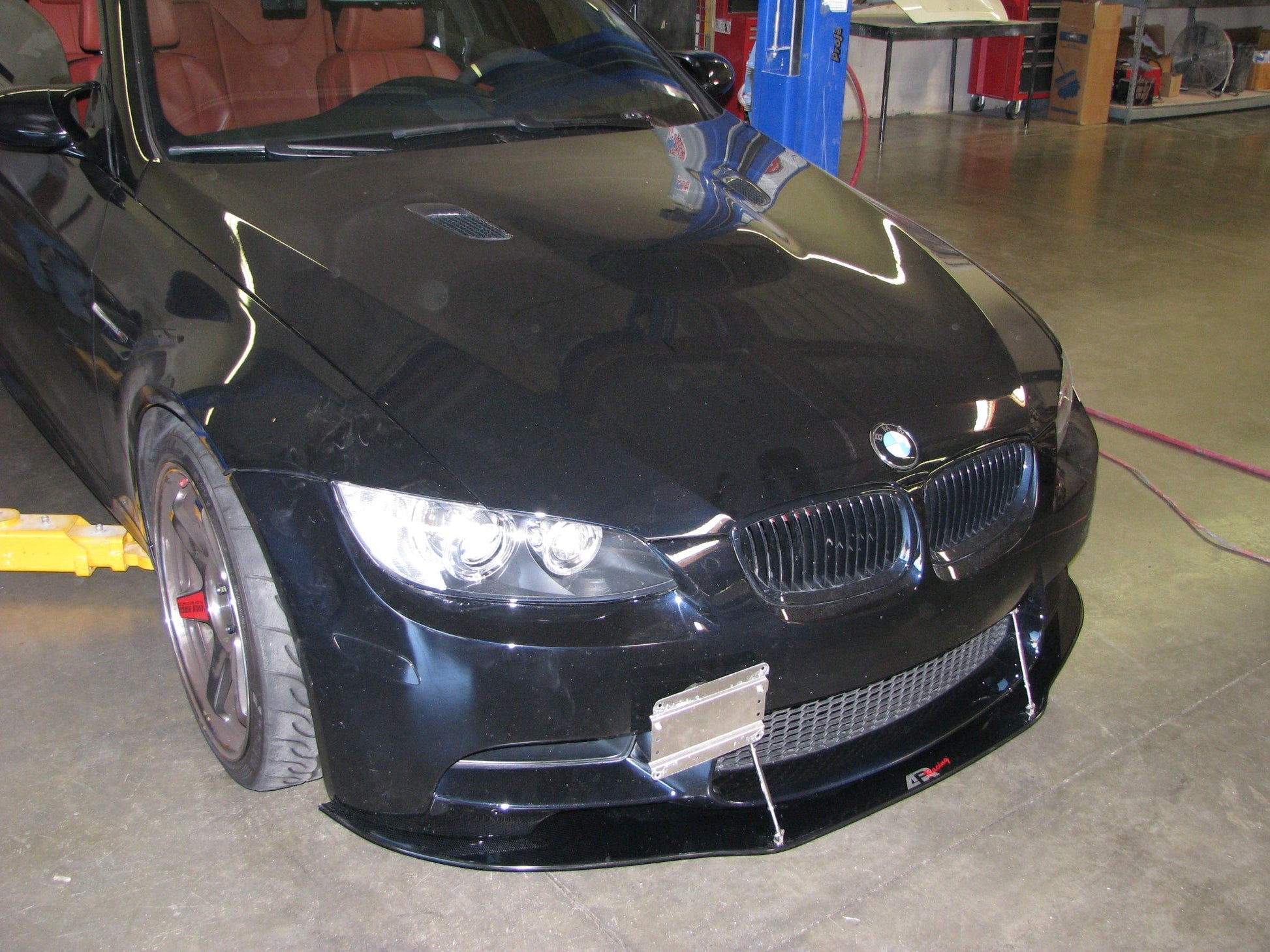 APR PERFORMANCE CARBON FIBRE FRONT WIND SPLITTER W/RODS